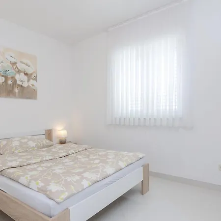 Four-bedroom In Dom wakacyjny Suhovare