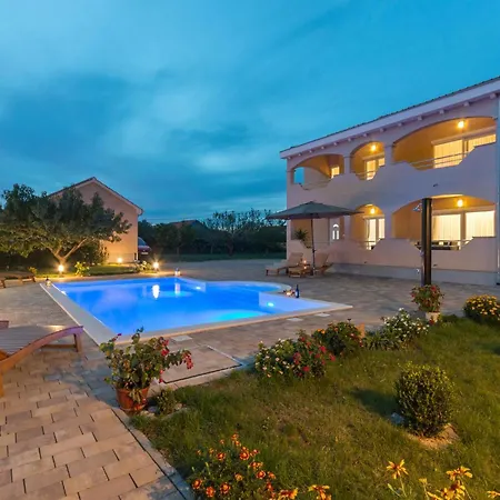 펜션 Four-bedroom In *