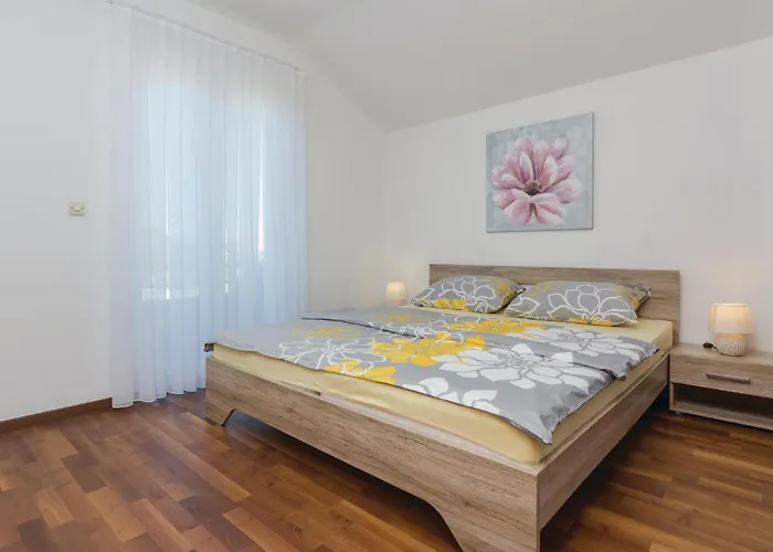 Four-bedroom In Vikendica *