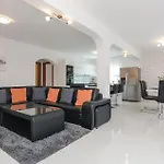 Dom wakacyjny Four-bedroom In