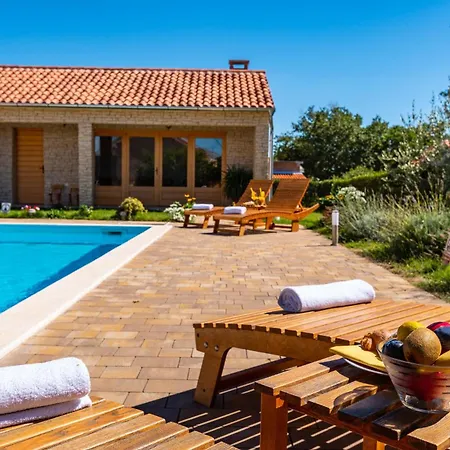 Stunning Home In Suhovare 펜션 *