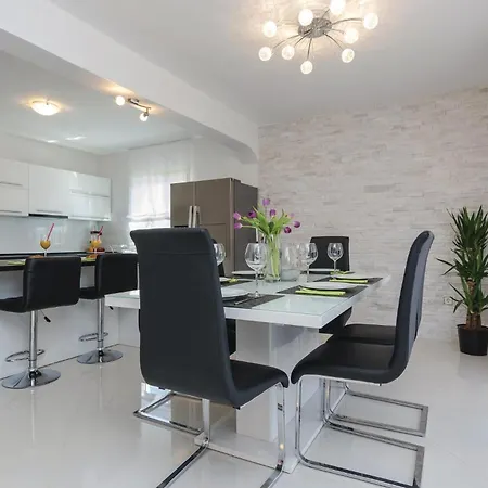 Semesterbostad Four-bedroom In Suhovare