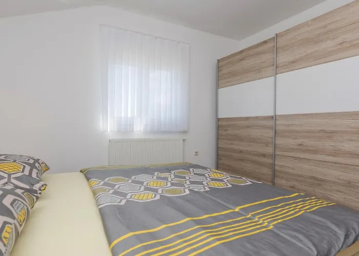 펜션 Four-bedroom In Suhovare
