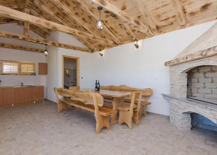 Four-bedroom In Dom wakacyjny Suhovare