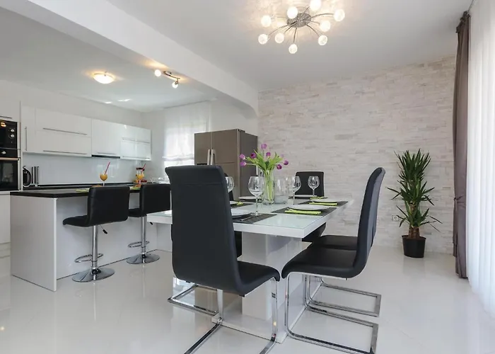 Semesterbostad Four-bedroom In Suhovare